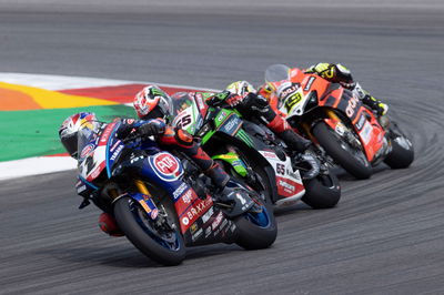 Toprak Razgatlioglu, Jonathan Rea dan Alvaro Bautista, Portugis WorldSBK race2, 9 Oktober