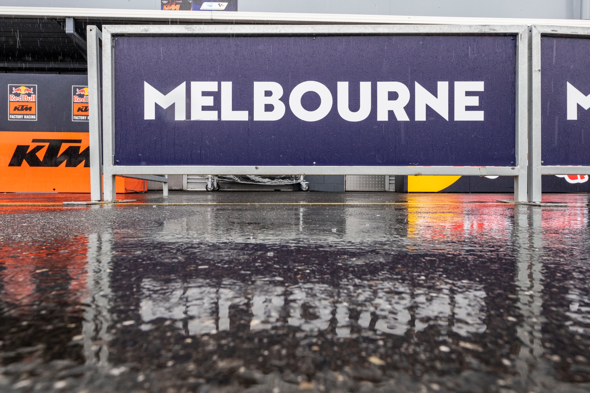 Regen op het circuit en de parkeerplaats, MotoGP, Australische MotoGP 12 oktober