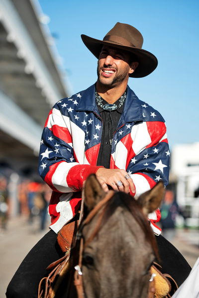 Daniel Ricciardo (AUS) McLaren with Horsey McHorse (USA) Horse. Formula 1 World Championship, Rd 19, United States Grand