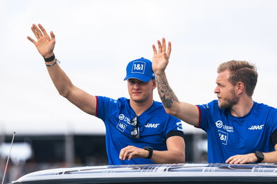 (L ke R ): Mick Schumacher (GER) Haas F1 Team dan rekan setimnya Kevin Magnussen (DEN) Haas F1 Team pada parade pembalap.