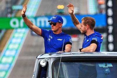 (L ke R ): Mick Schumacher (GER) Haas F1 Team dan rekan setimnya Kevin Magnussen (DEN) Haas F1 Team pada parade pembalap.