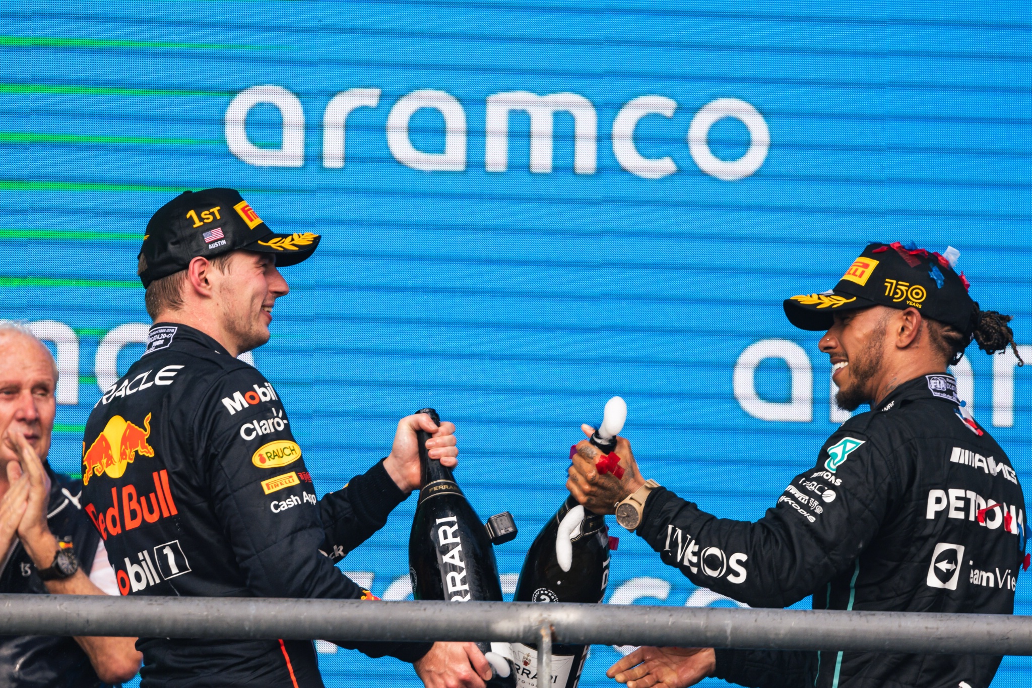 (L ke R) ): Pemenang balapan Max Verstappen (NLD) Red Bull Racing merayakan dengan Lewis Hamilton (GBR) Mercedes AMG F1 di