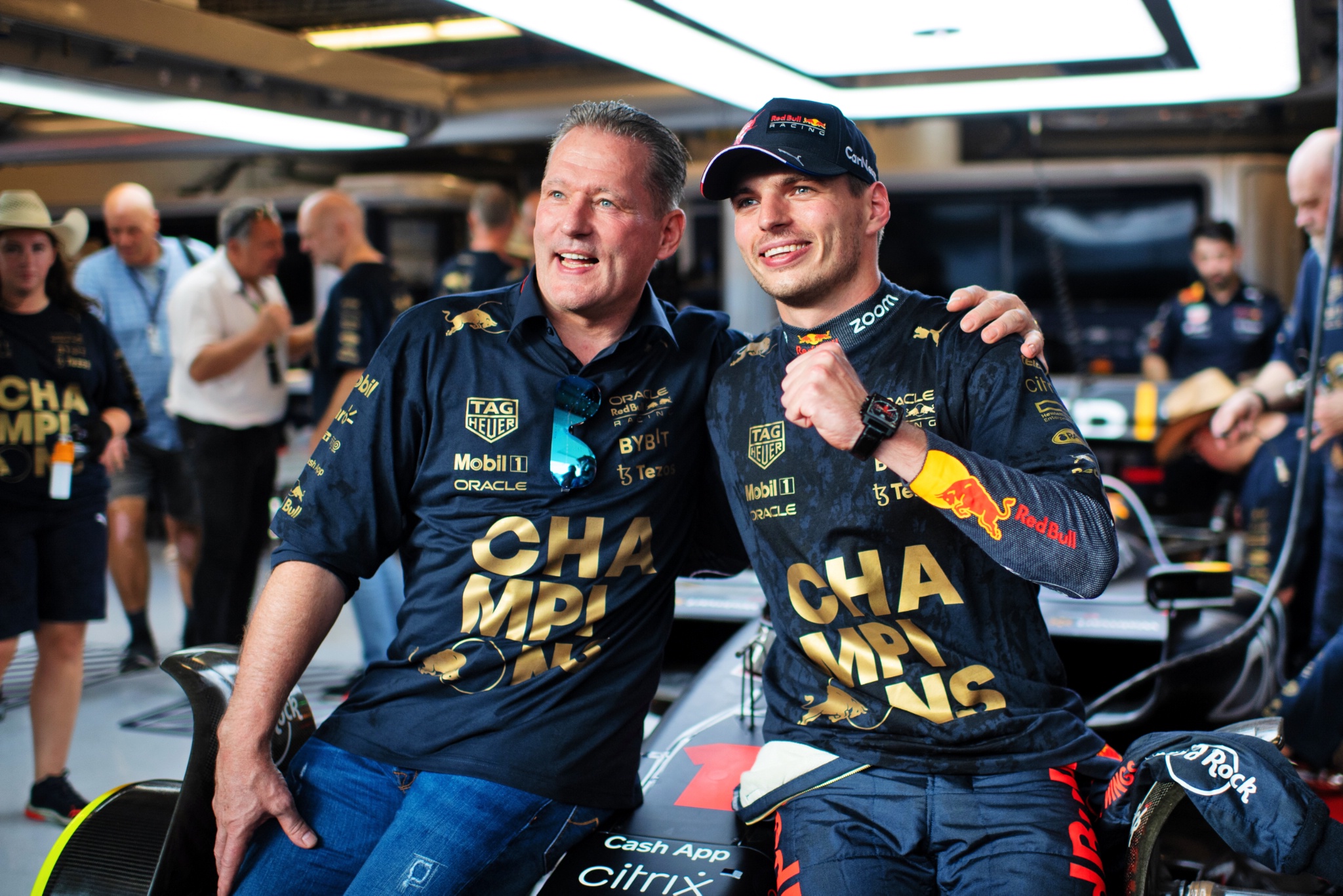 (Kiri ke R ): Jos Verstappen (NLD) dan putranya Max Verstappen (NLD) Red Bull Racing merayakan kemenangan Dunia Konstruktor