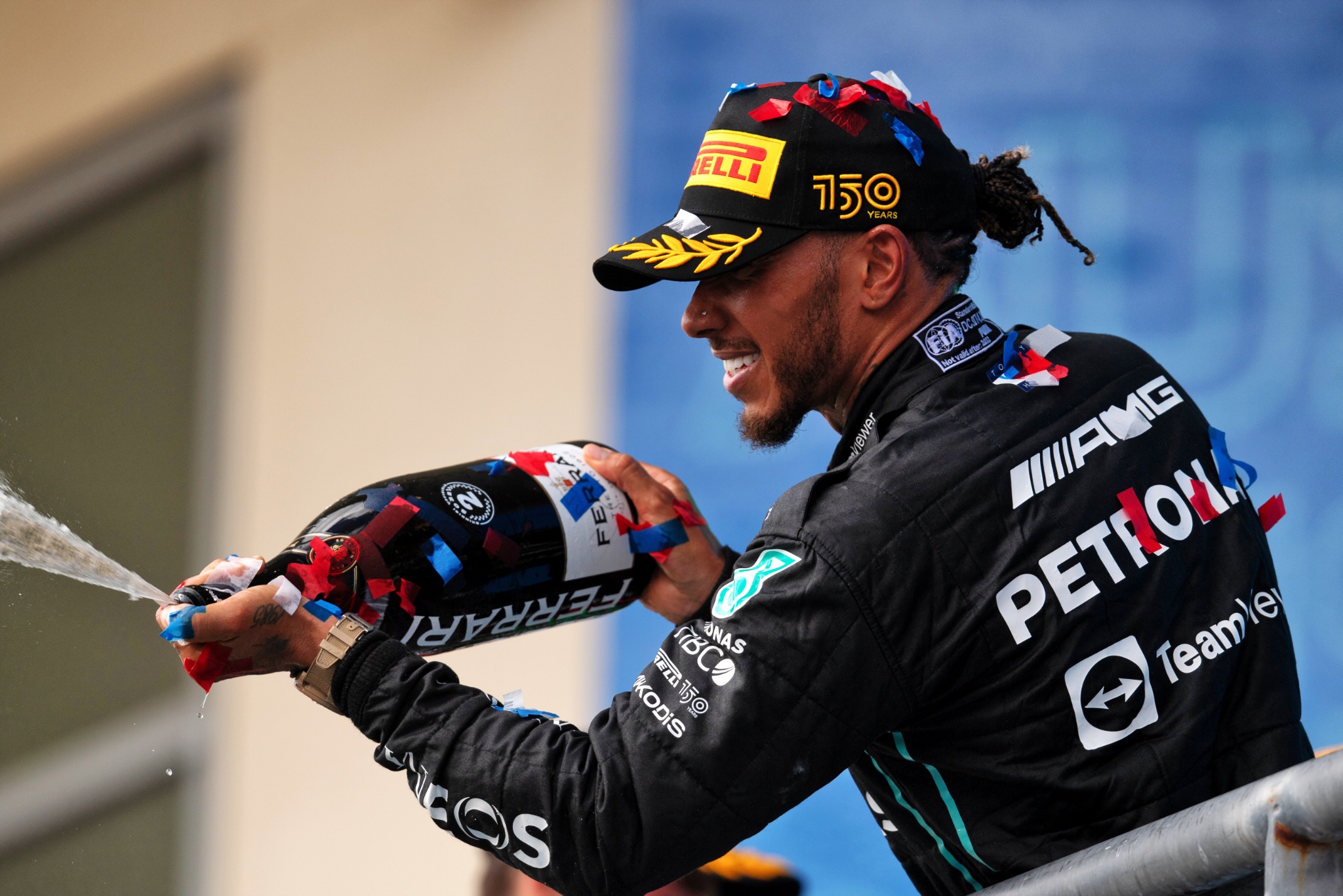 Lewis Hamilton (GBR) ) Mercedes AMG F1 merayakan posisi keduanya di podium. Kejuaraan Dunia Formula 1, Rd 19,