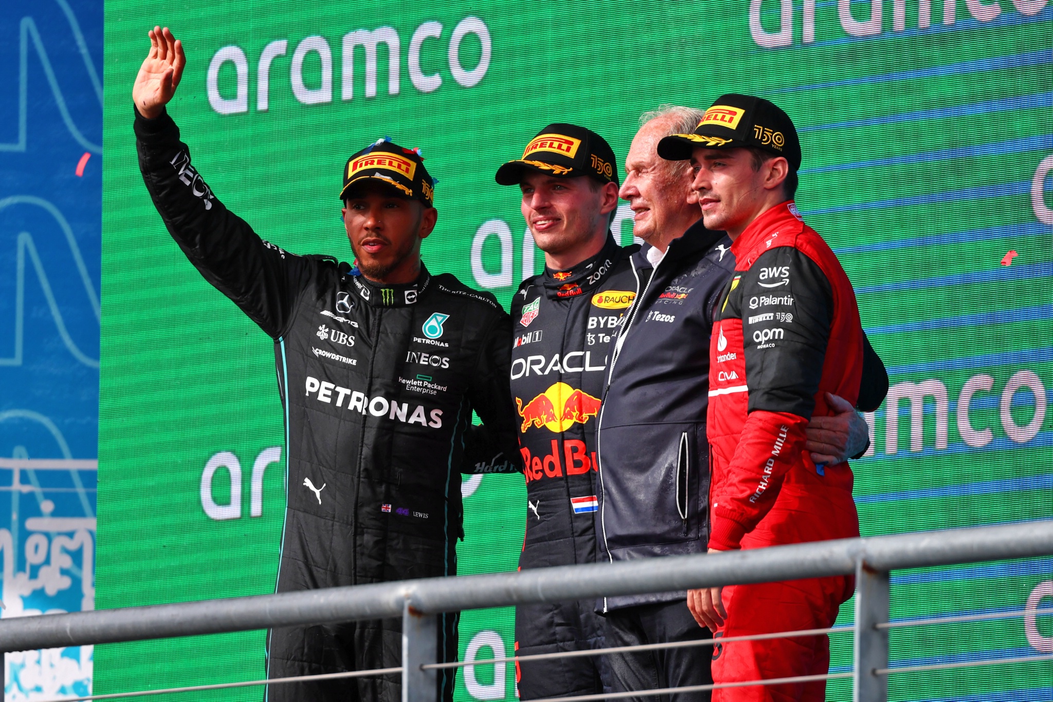 Podium (L ke Kanan): Lewis Hamilton (GBR) Mercedes AMG F1, kedua; Max Verstappen (NLD) Red Bull Racing, pemenang balapan; Dr