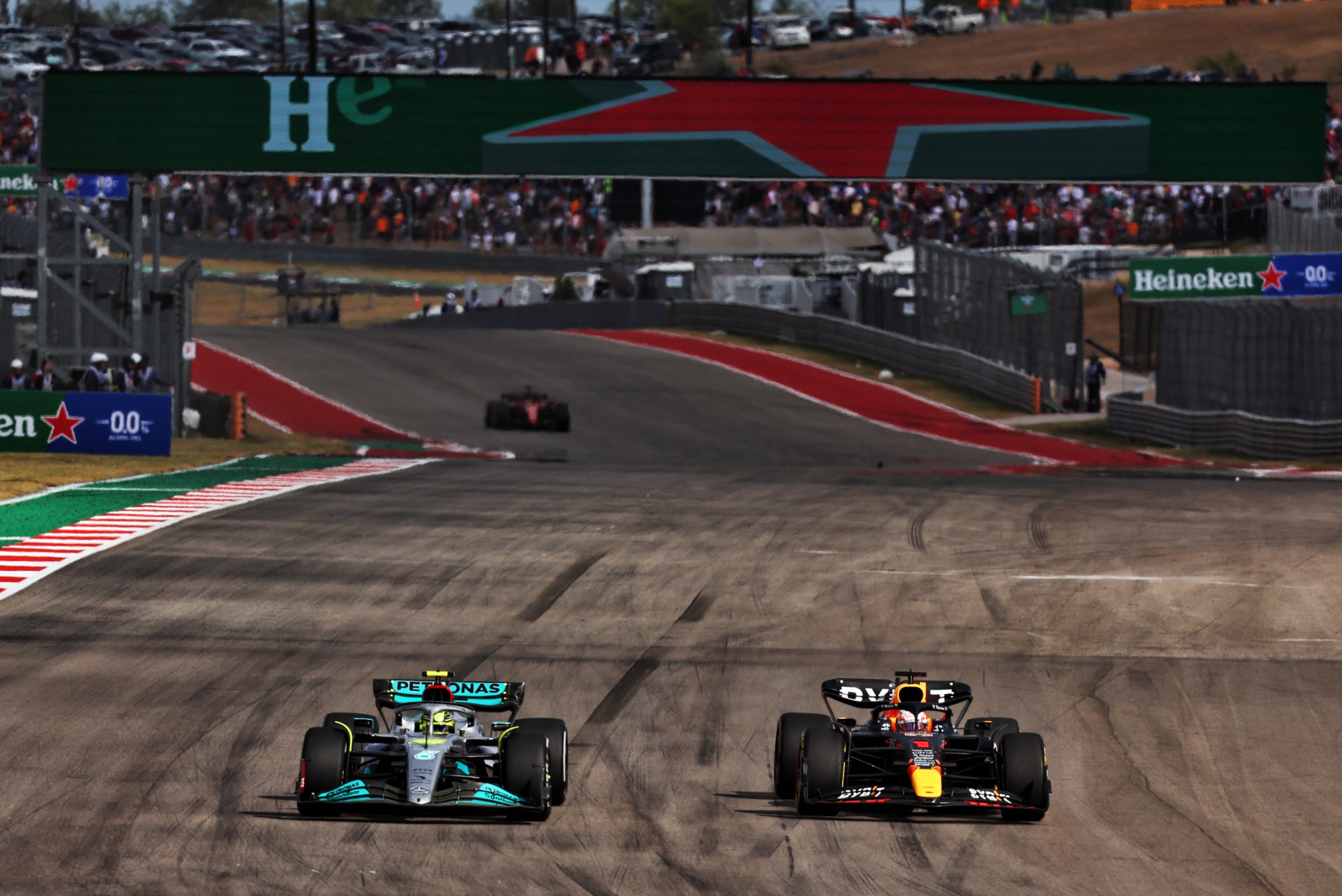 Lewis Hamilton (GBR) ) Mercedes AMG F1 W13 dan Max Verstappen (NLD) Red Bull Racing RB18 bertarung untuk memimpin balapan.