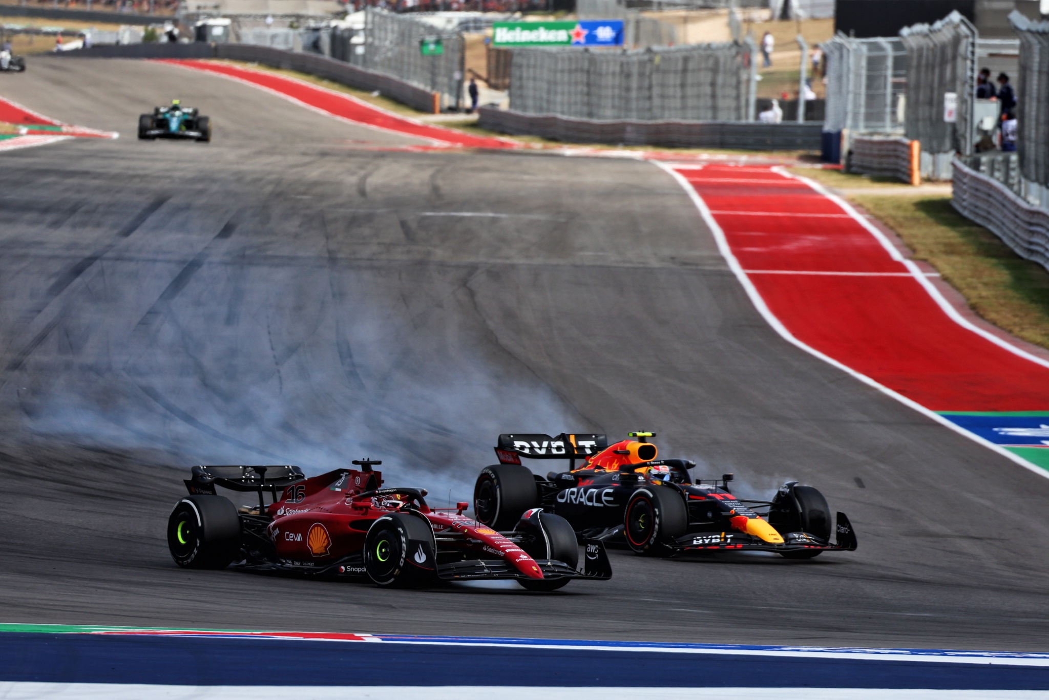 (L ke R ): Charles Leclerc (MON) Ferrari F1-75 dan Sergio Perez (MEX) Red Bull Racing RB18 memperebutkan posisi. Formula 1