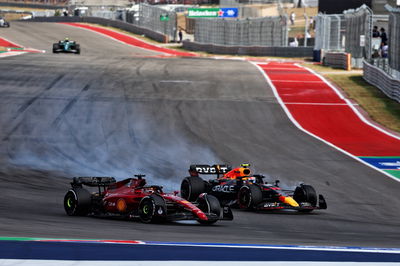 (L ke R ): Charles Leclerc (MON) Ferrari F1-75 dan Sergio Perez (MEX) Red Bull Racing RB18 memperebutkan posisi. Formula 1