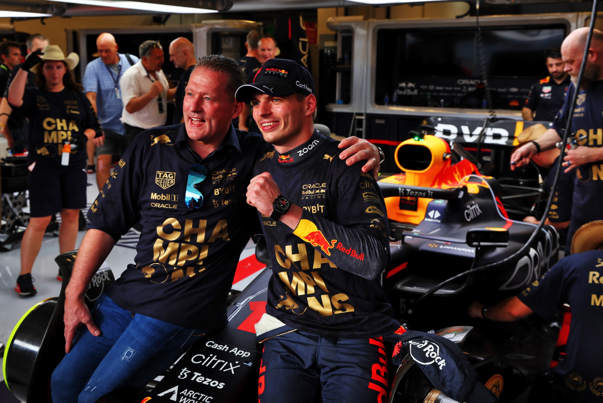 (L ke R ): Jos Verstappen (NLD) dan putranya Max Verstappen (NLD) Red Bull Racing merayakan Red Bull Racing memenangkan