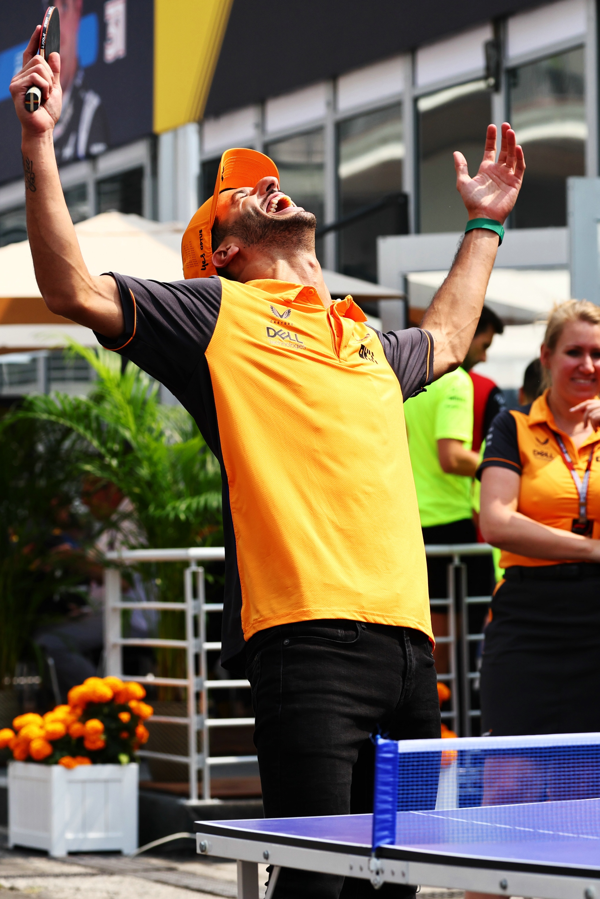 Daniel Ricciardo (AUS) ) McLaren bermain tenis meja di paddock. Kejuaraan Dunia Formula 1, Rd 20, Grand Prix Meksiko,