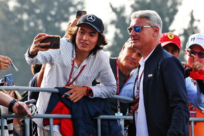 David Coulthard (GBR) Red Bull Racing and Scuderia Toro Advisor / Channel 4 F1 Commentator with fans. Formula 1 World