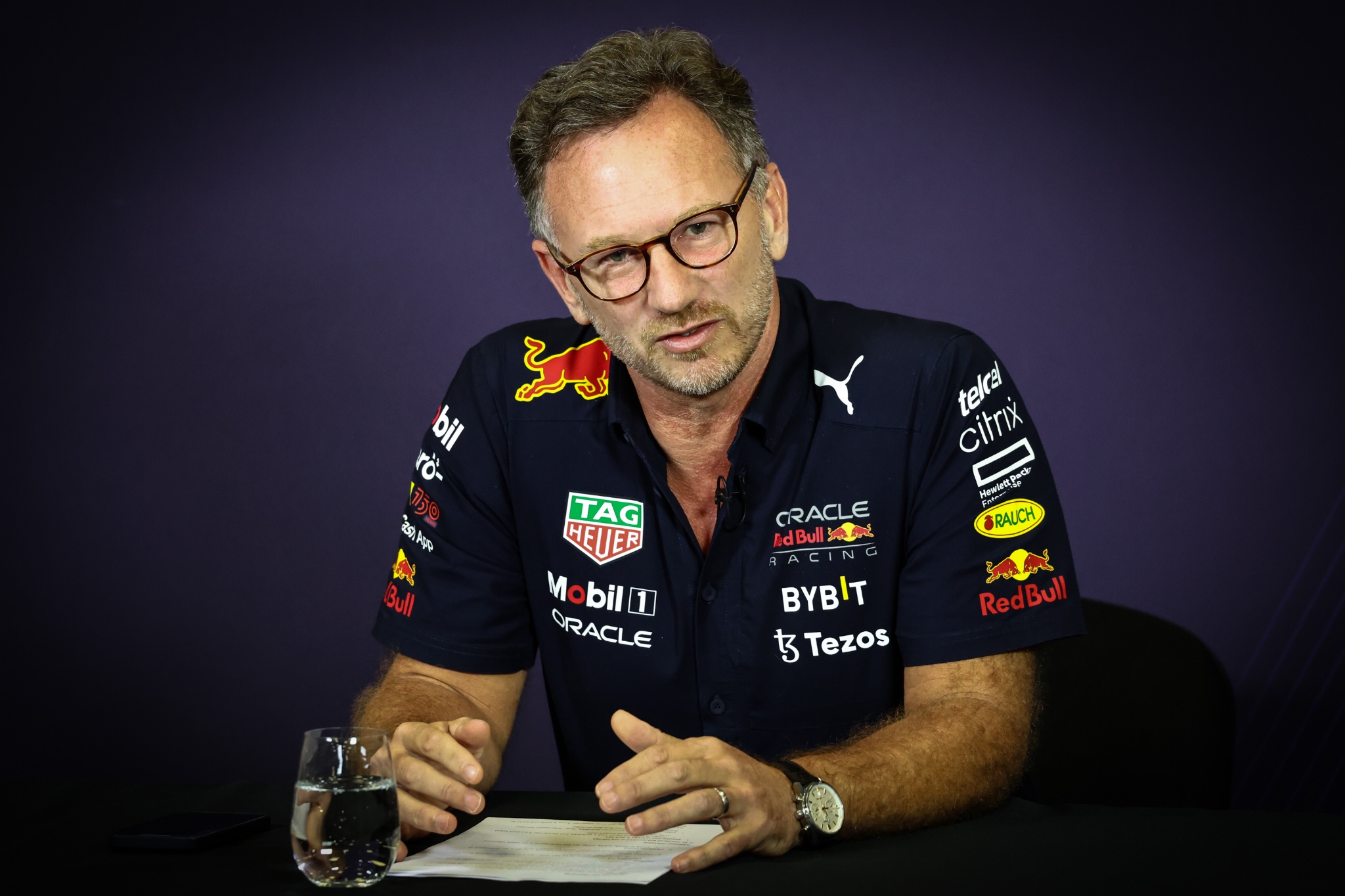 Christian Horner (GBR) ), Kepala Tim Red Bull Racing selama konferensi persnya tentang pelanggaran batas biaya. Dunia Formula 1