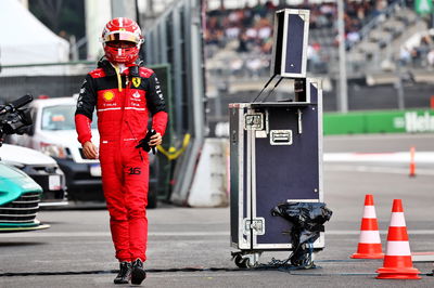 Charles Leclerc (MON) ) Ferrari kembali ke pit setelah dia jatuh di sesi latihan kedua. Dunia Formula 1