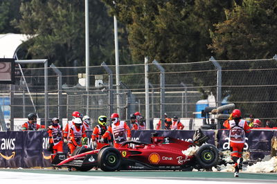 Ferrari F1 yang rusak -75 dari Charles Leclerc (MON) Ferrari setelah dia jatuh di sesi latihan kedua. Formula 1