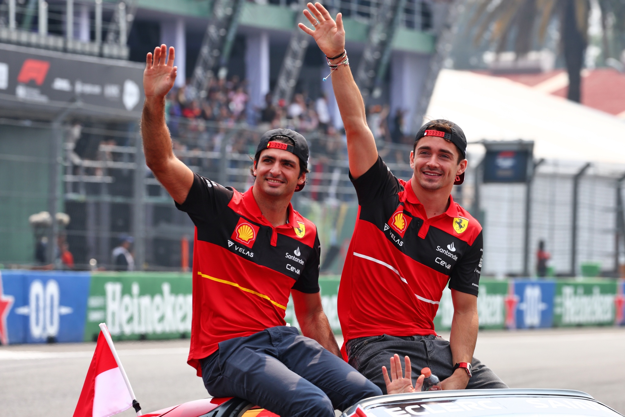 (L ke R ): Carlos Sainz Jr (ESP) Ferrari dan Charles Leclerc (MON) Ferrari pada parade pembalap. Formula 1 World