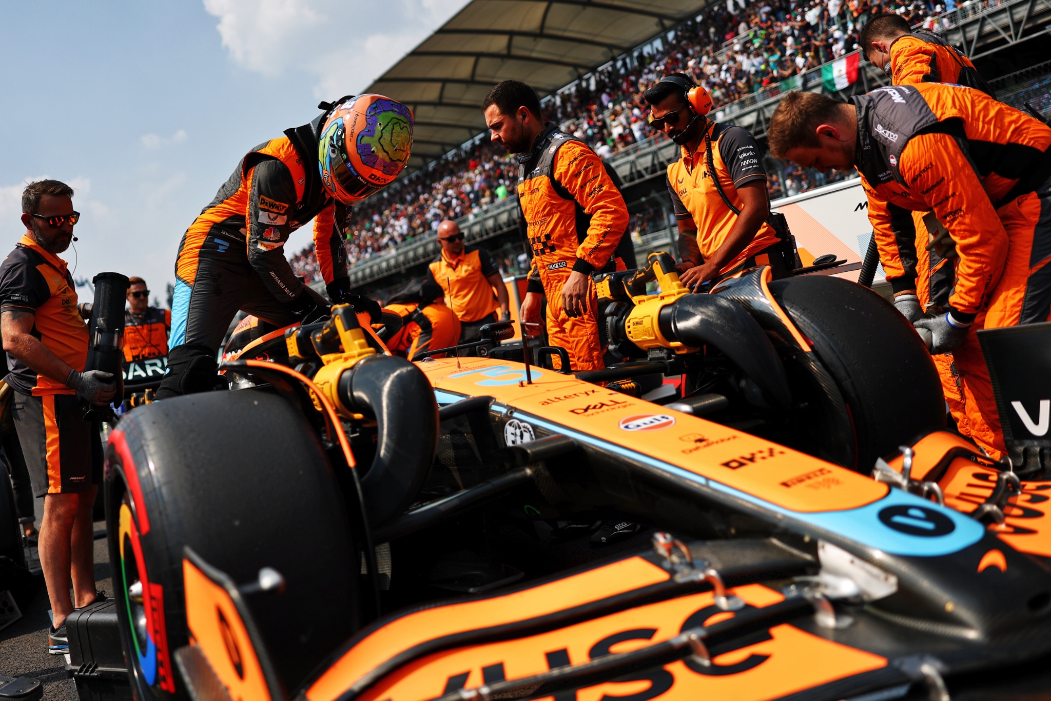 Daniel Ricciardo (AUS) ) McLaren MCL36 di grid. Kejuaraan Dunia Formula 1, Rd 20, Grand Prix Meksiko, Mexico City,