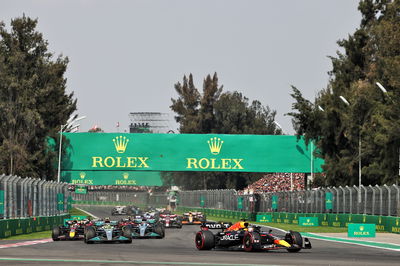 Max Verstappen (NLD) Red Bull Racing RB18 leads at the start of the race. Formula 1 World Championship, Rd 20, Mexican