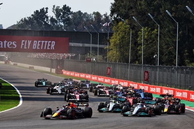 Max Verstappen (NLD) Red Bull Racing RB18 leads at the start of the race. Formula 1 World Championship, Rd 20, Mexican