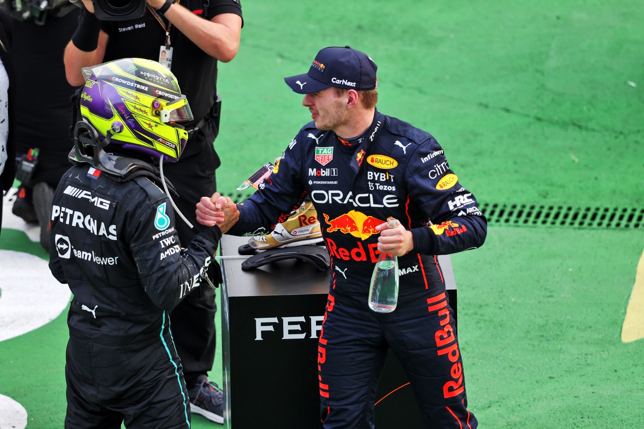 (L ke R ): Posisi kedua Lewis Hamilton (GBR) Mercedes AMG F1 dengan pemenang balapan Max Verstappen (NLD) Red Bull Racing di parc