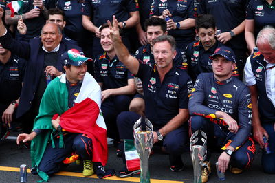 Red Bull Racing merayakannya rekor kemenangan GP ke-14 dalam satu musim untuk Max Verstappen (NLD) Red Bull Racing dan