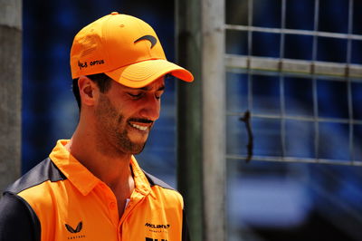 Daniel Ricciardo (AUS) ) McLaren. Kejuaraan Dunia Formula 1, Rd 21, Grand Prix Brasil, Sao Paulo, Brasil, Persiapan