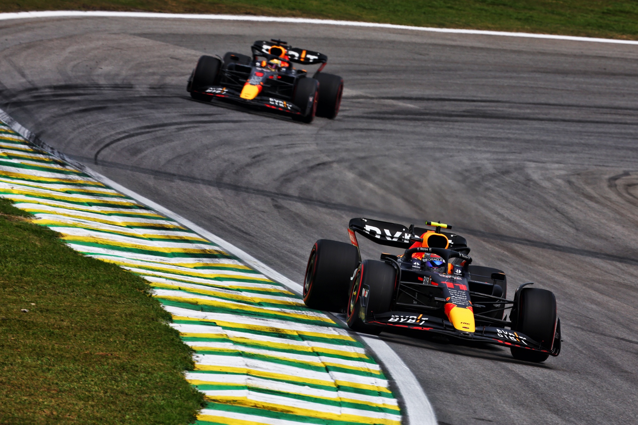 Sergio Perez (MEX) Red Bull Racing RB18. Kejuaraan Dunia Formula 1, Rd 21, Grand Prix Brasil, Sao Paulo, Brazil,