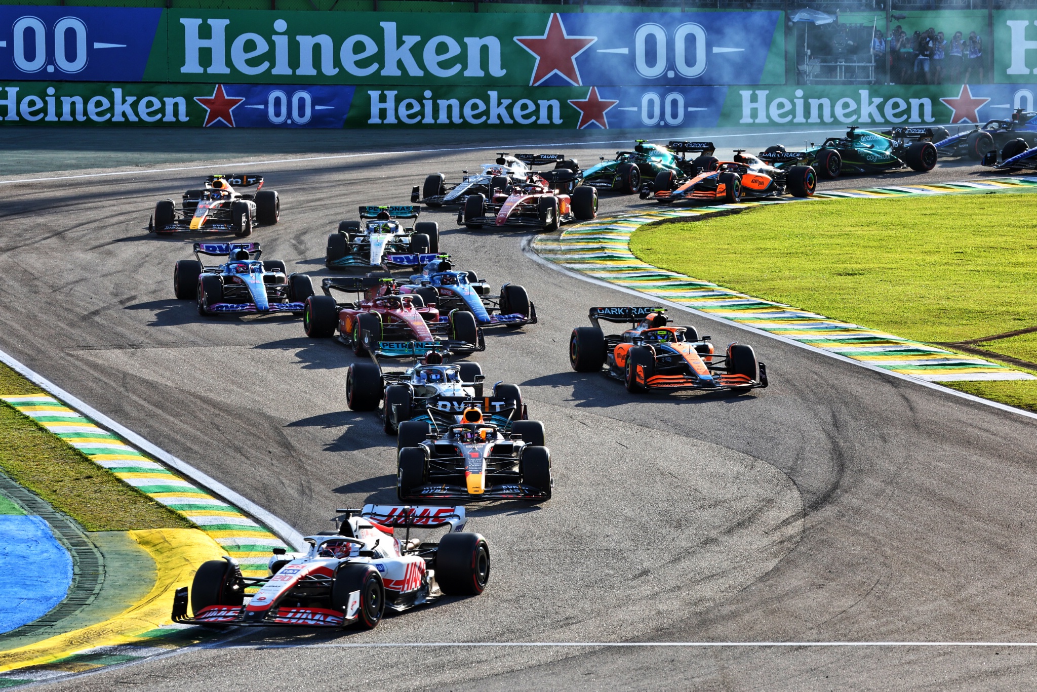 Kevin Magnussen (DEN) Haas VF-22 leads at the start of the race. Formula 1 World Championship, Rd 21, Brazilian Grand