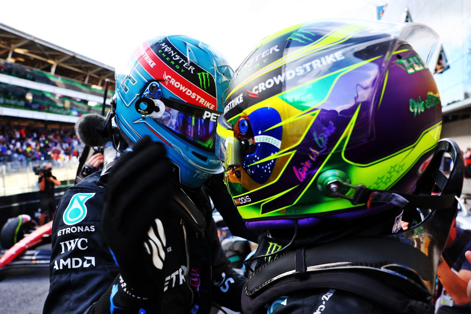 George Russell (GBR) ) Mercedes AMG F1 merayakan finis pertama di Sprint parc ferme dengan rekan setimnya di posisi ketiga Lewis
