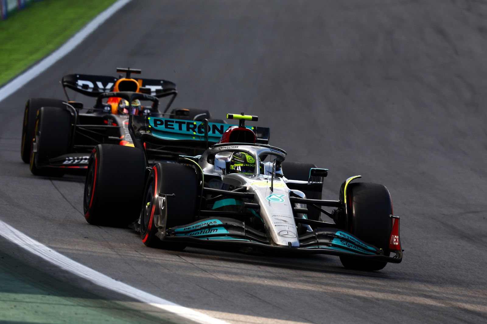 Lewis Hamilton (GBR ), Mercedes AMG F1 dan Max Verstappen (NLD), Kejuaraan Dunia Formula 1 Red Bull Racing, Rd 21,
