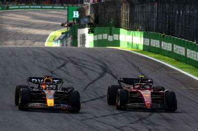 Max Verstappen (NLD ), Red Bull Racing dan Carlos Sainz Jr (ESP), Kejuaraan Dunia Formula 1 Scuderia Ferrari, Rd 21,