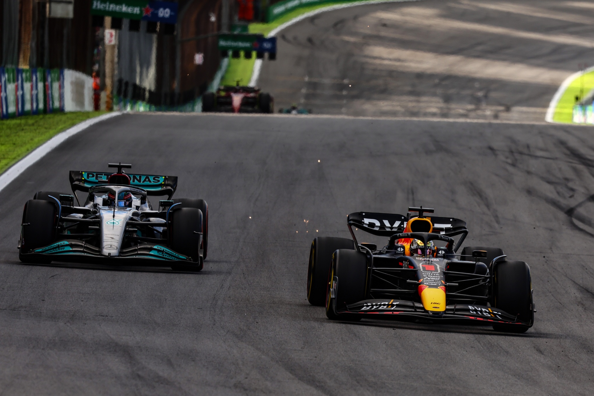 George Russell (GBR), Mercedes AMG F1 and Max Verstappen (NLD), Red Bull Racing Formula 1 World Championship, Rd 21,
