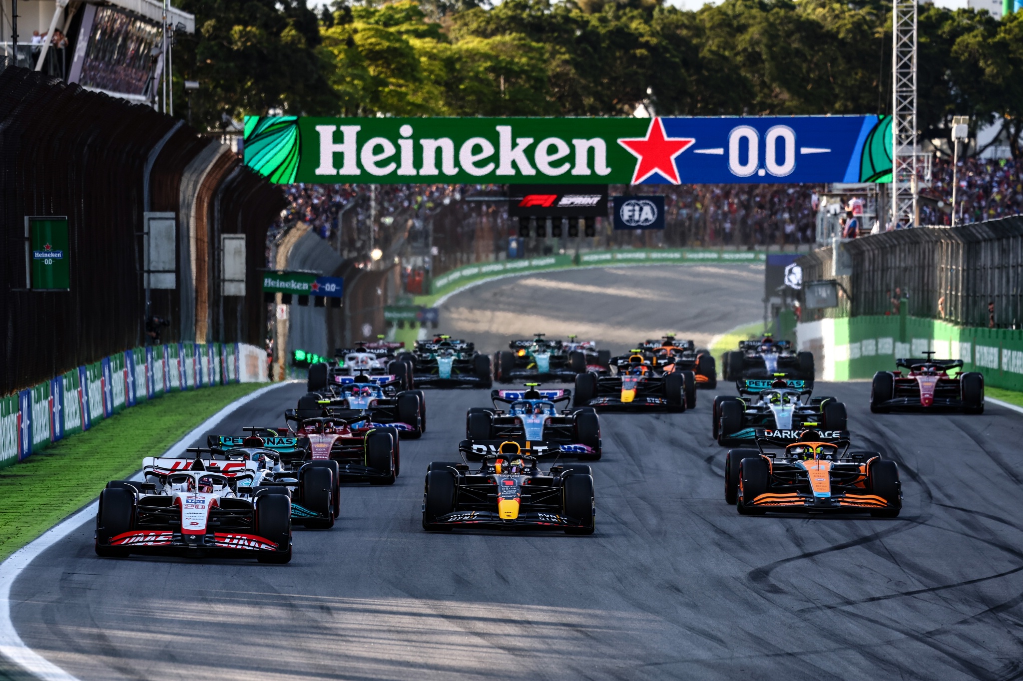 Mulai balapan , Kevin Magnussen (DEN) Kejuaraan Dunia Formula 1 Tim Haas F1, Rd 21, Grand Prix Brasil, Sao