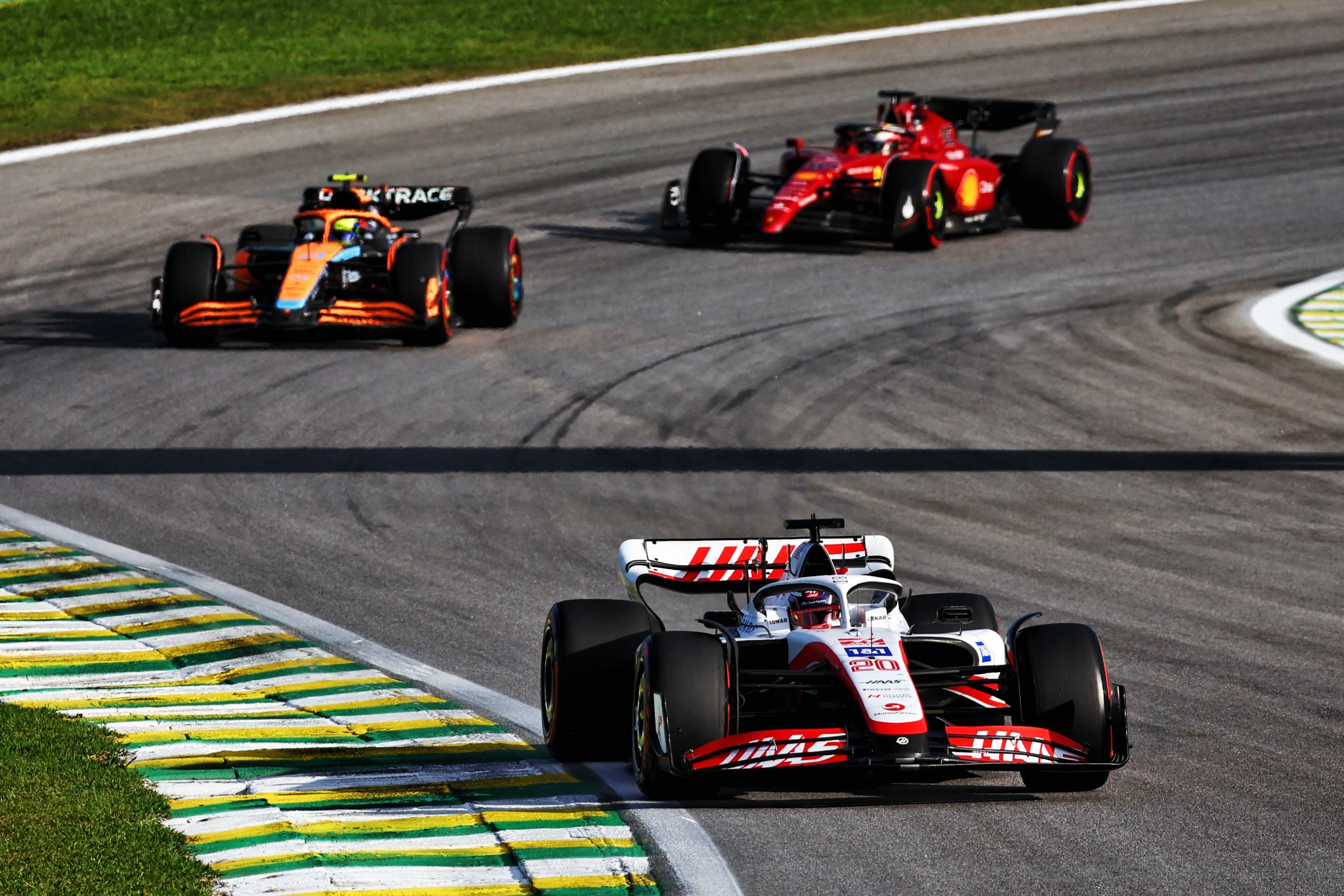 Kevin Magnussen (DEN) Haas VF-22. Kejuaraan Dunia Formula 1, Rd 21, Grand Prix Brasil, Sao Paulo, Brasil, Sprint