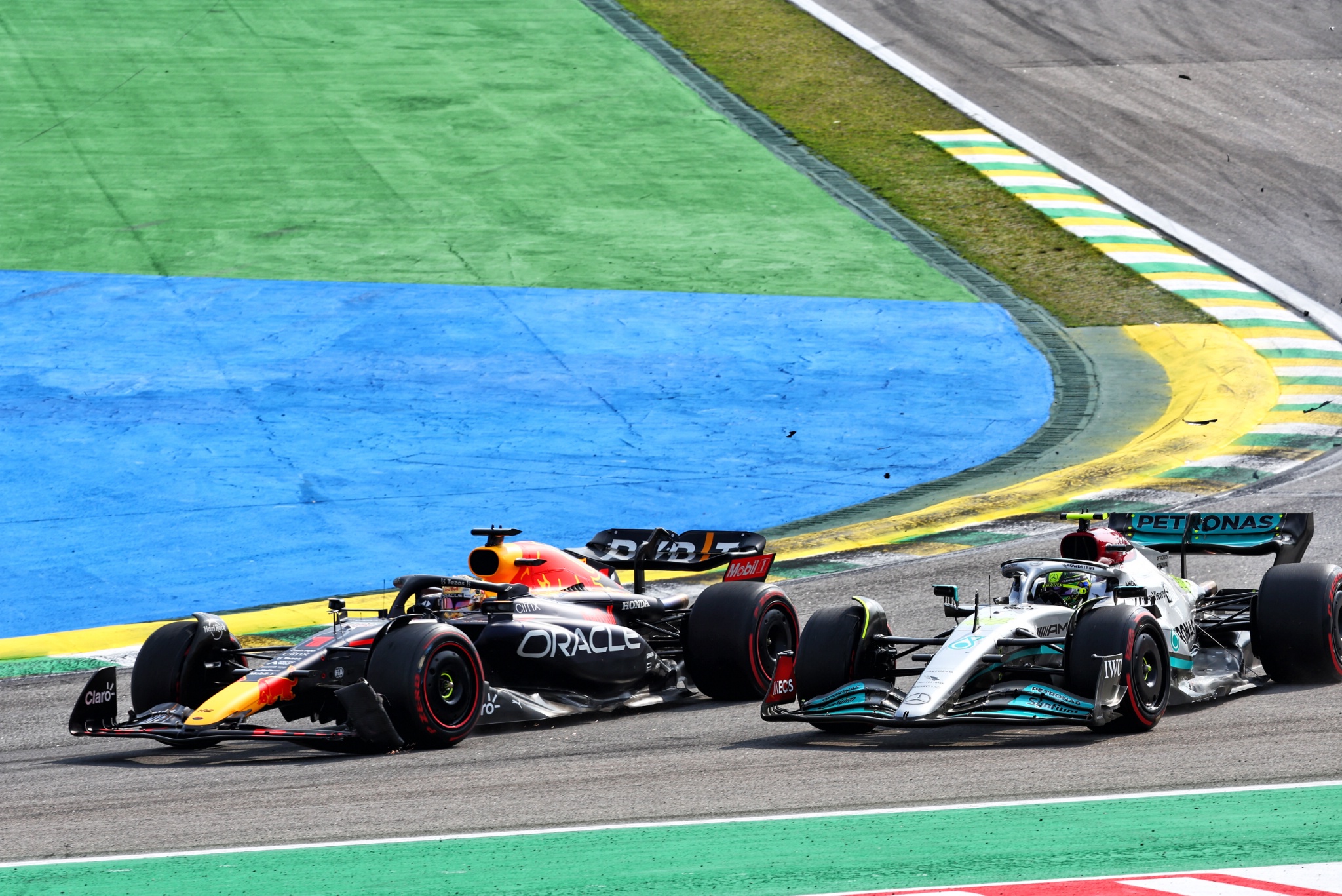Max Verstappen (NLD ) Red Bull Racing RB18 dan Lewis Hamilton (GBR) Mercedes AMG F1 W13 melakukan kontak saat mereka bertarung untuk