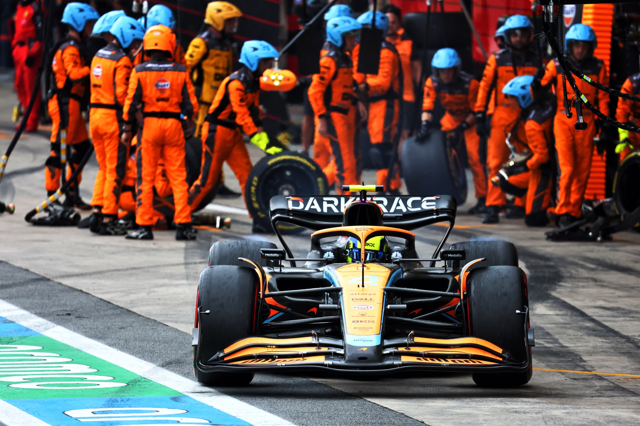 Lando Norris (GBR) ) McLaren MCL36 melakukan pit stop. Kejuaraan Dunia Formula 1, Rd 21, Grand Prix Brasil, Sao Paulo,