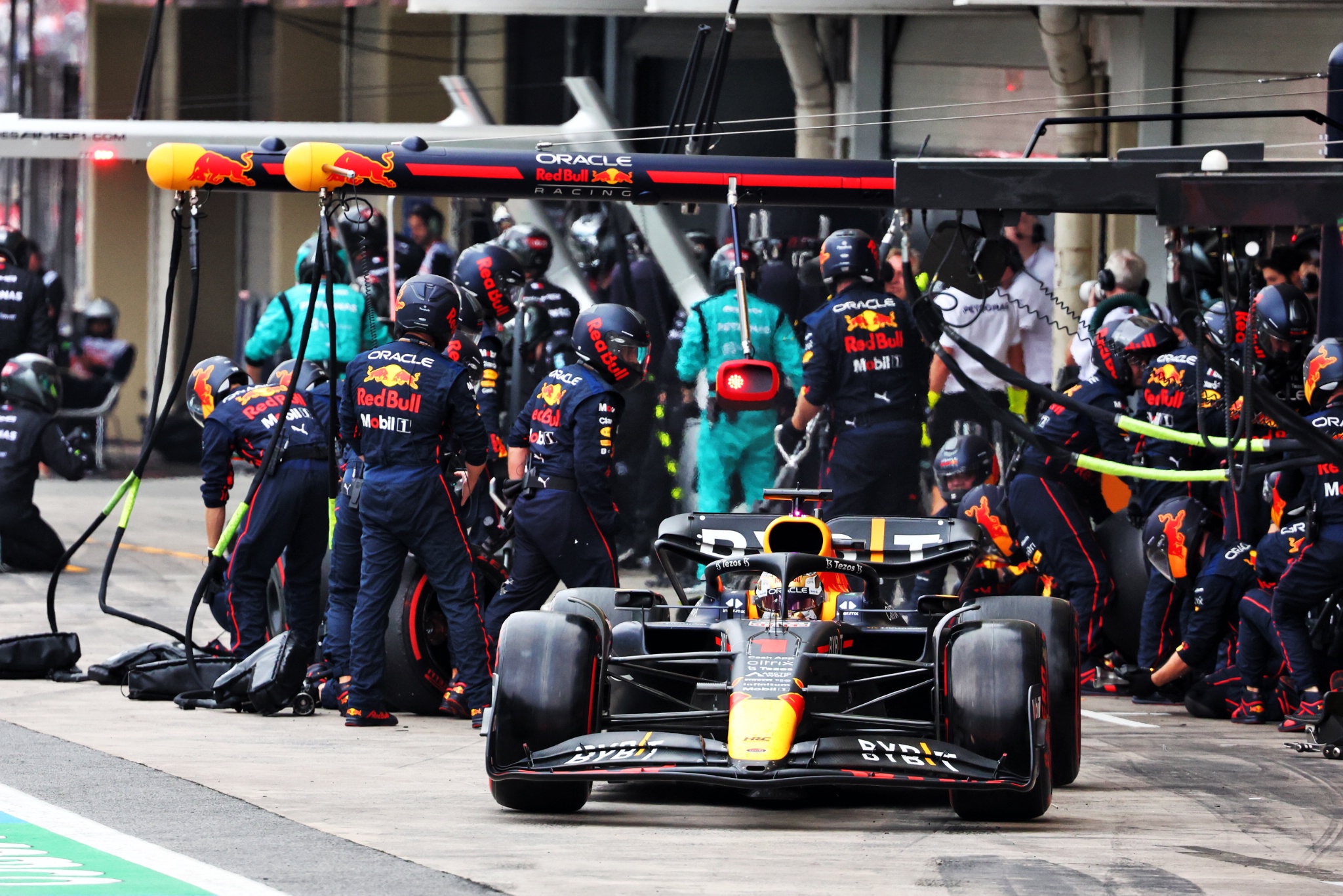 Max Verstappen (NLD) Red Bull Racing RB18 makes a pit stop. Formula 1 World Championship, Rd 21, Brazilian Grand Prix, Sao