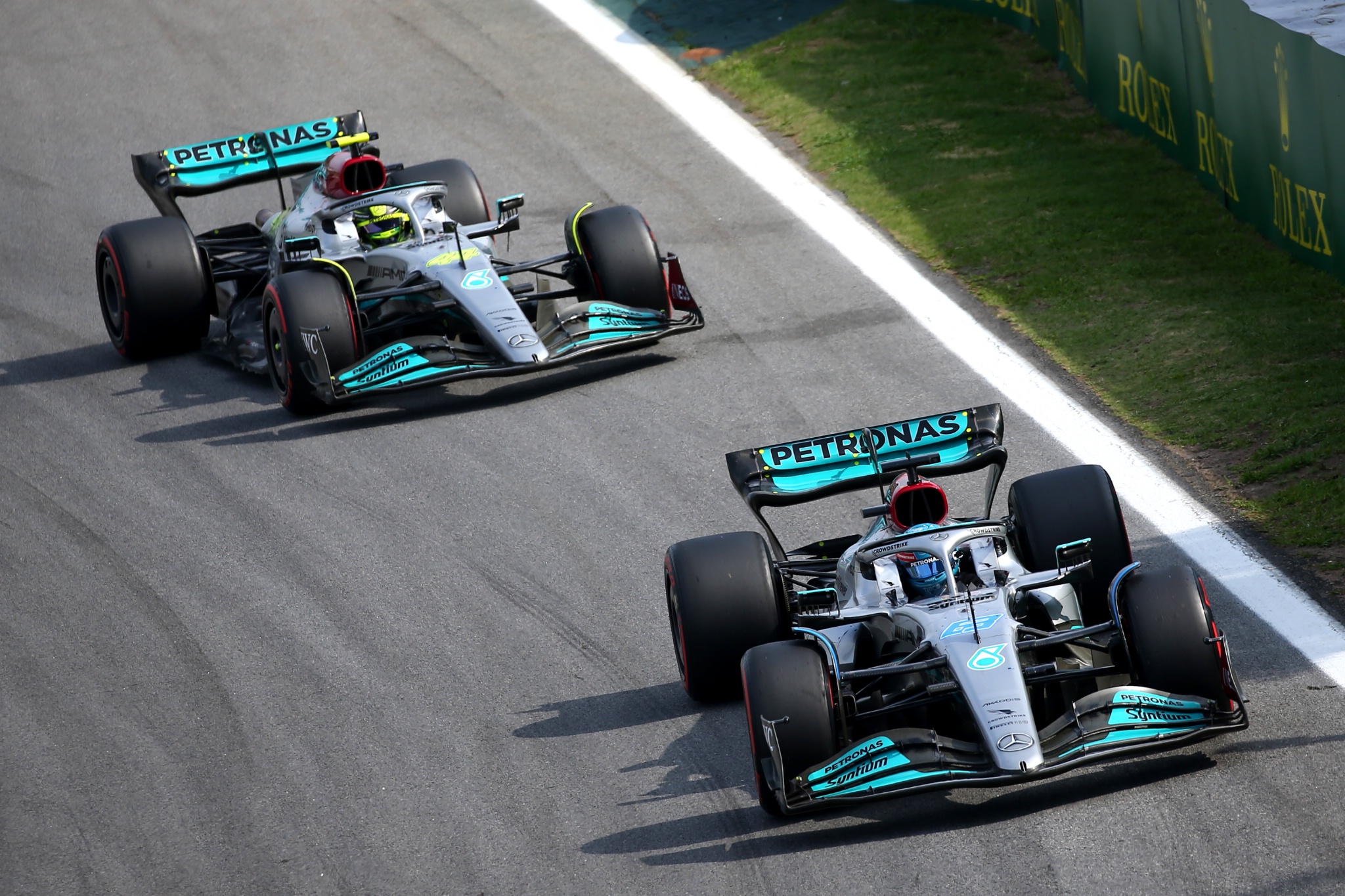 George Russell (GBR ) Mercedes AMG F1 W13 memimpin Lewis Hamilton (GBR) Mercedes AMG F1. Kejuaraan Dunia Formula 1, Rd 21,