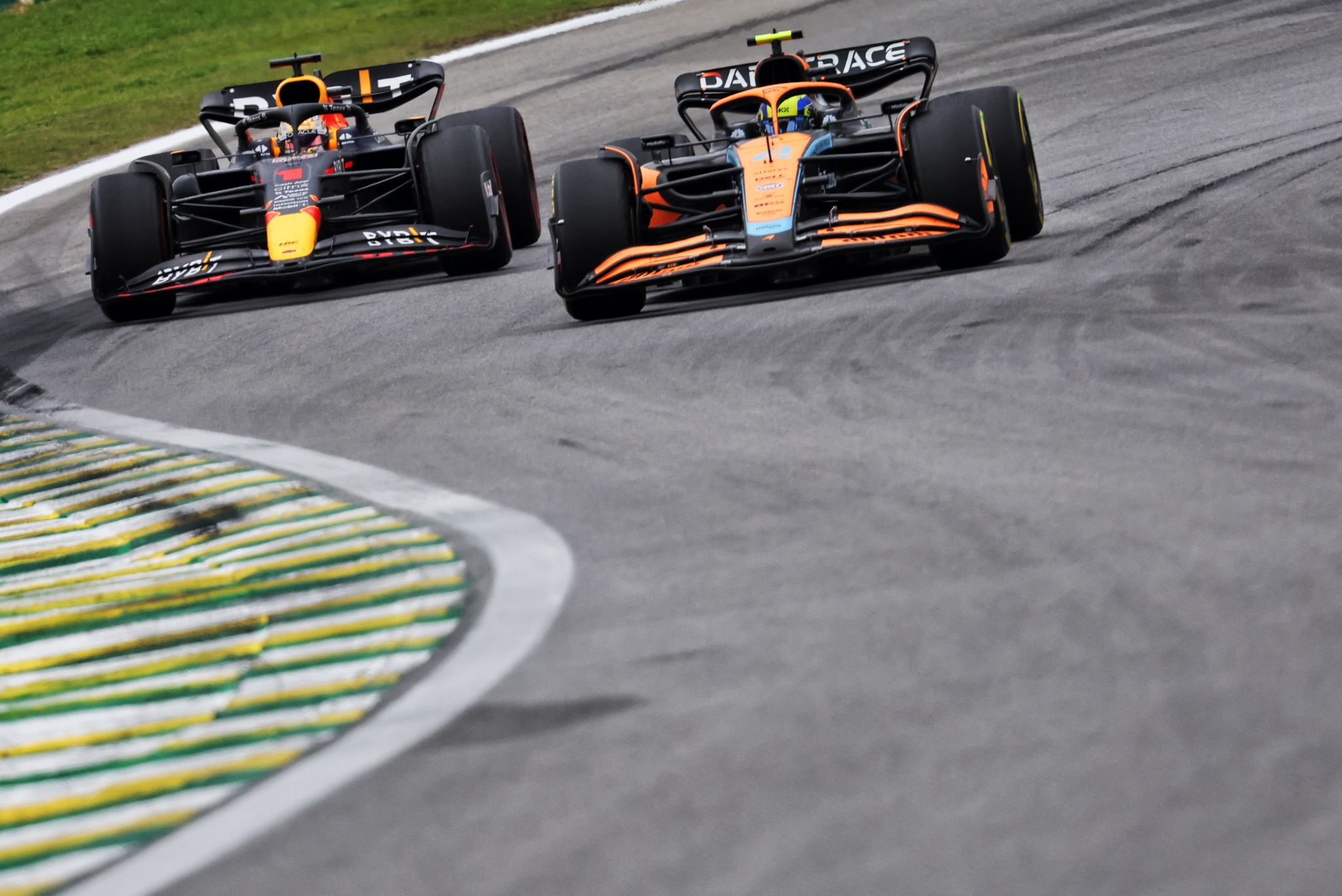 Lando Norris (GBR ) McLaren MCL36 dan Max Verstappen (NLD) Red Bull Racing RB18. Kejuaraan Dunia Formula 1, Rd 21,