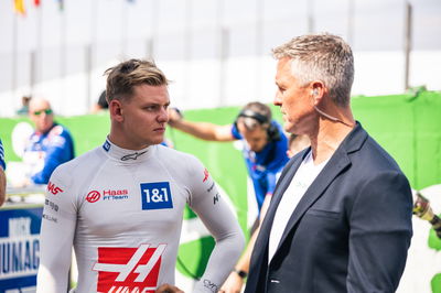 (L ke R ): Mick Schumacher (GER) Haas F1 Team dengan Ralf Schumacher (GER) di grid. Formula 1 World Championship, Rd 21,