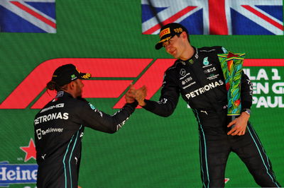 (L ke R ): posisi kedua Lewis Hamilton (GBR) Mercedes AMG F1 dan pemenang balapan George Russell (GBR) Mercedes AMG F1 di 