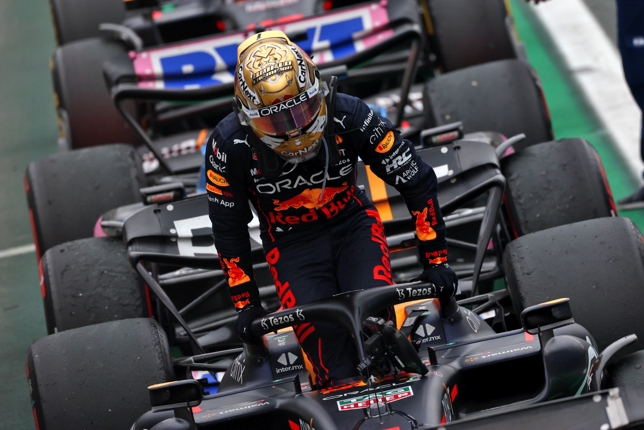 Max Verstappen (NLD ) Red Bull Racing RB18 di parc ferme. Kejuaraan Dunia Formula 1, Rd 21, Grand Prix Brasil, Sao
