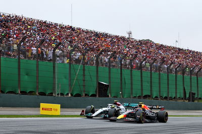 Lewis Hamilton (GBR ) Mercedes AMG F1 W13 dan Sergio Perez (MEX) Red Bull Racing RB18 berebut posisi. Formula 1 World