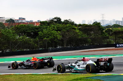 Sergio Perez (MEX ) Red Bull Racing RB18 dan Lewis Hamilton (GBR) Mercedes AMG F1 W13 bertarung memperebutkan posisi. Formula 1 World