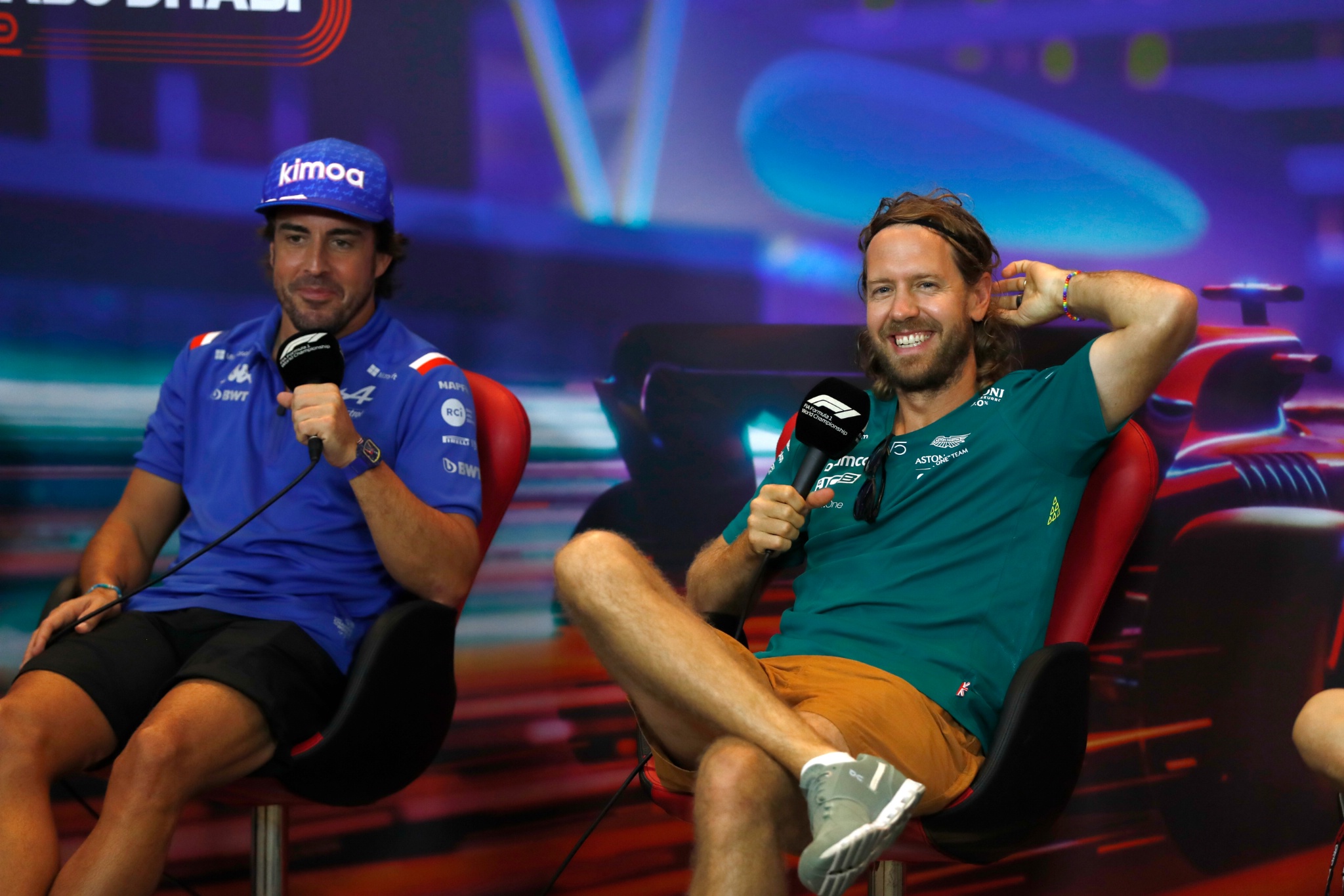 (L ke R ): Fernando Alonso (ESP) Alpine F1 Team dengan Sebastian Vettel (GER) Aston Martin F1 Team di FIA Press