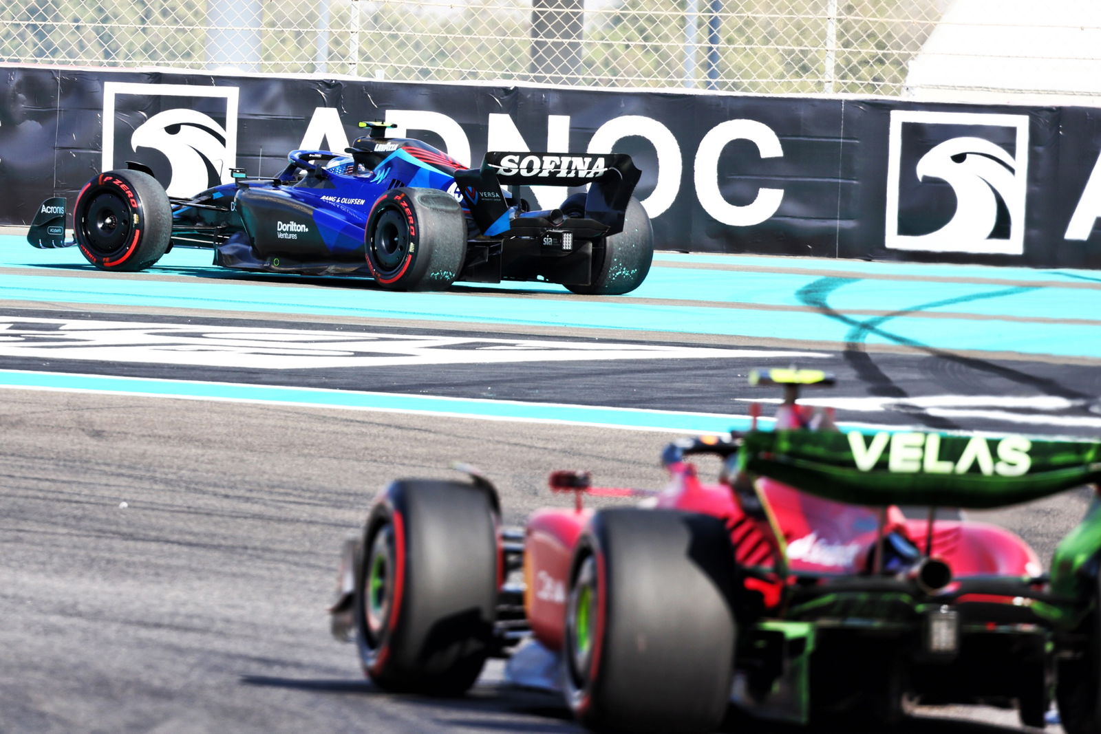 Logan Sargeant (AS ) Pembalap Williams Racing FW44 Academy pulih dari putaran di tikungan 1. Formula 1 World Championship, Rd
