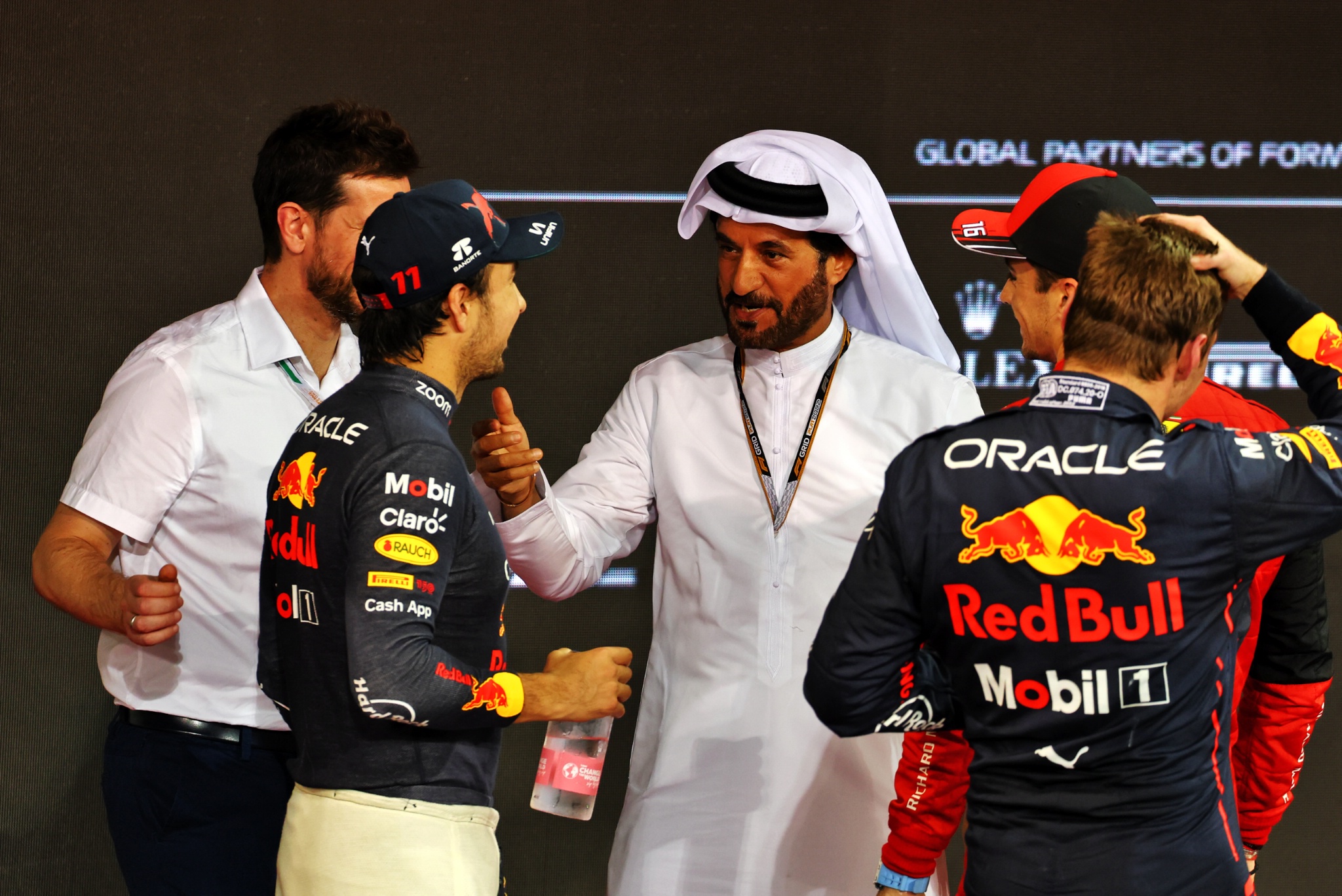 (L ke R ): Sergio Perez (MEX) Red Bull Racing dengan Presiden FIA Mohammed Bin Sulayem (UEA); Charles Leclerc (MON) Ferrari;