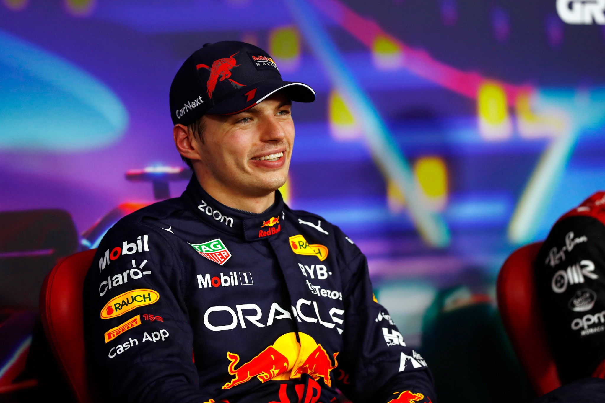 Max Verstappen (NLD ) Balapan Red Bull dalam Konferensi Pers FIA pasca kualifikasi. Kejuaraan Dunia Formula 1, Rd 22, Abu
