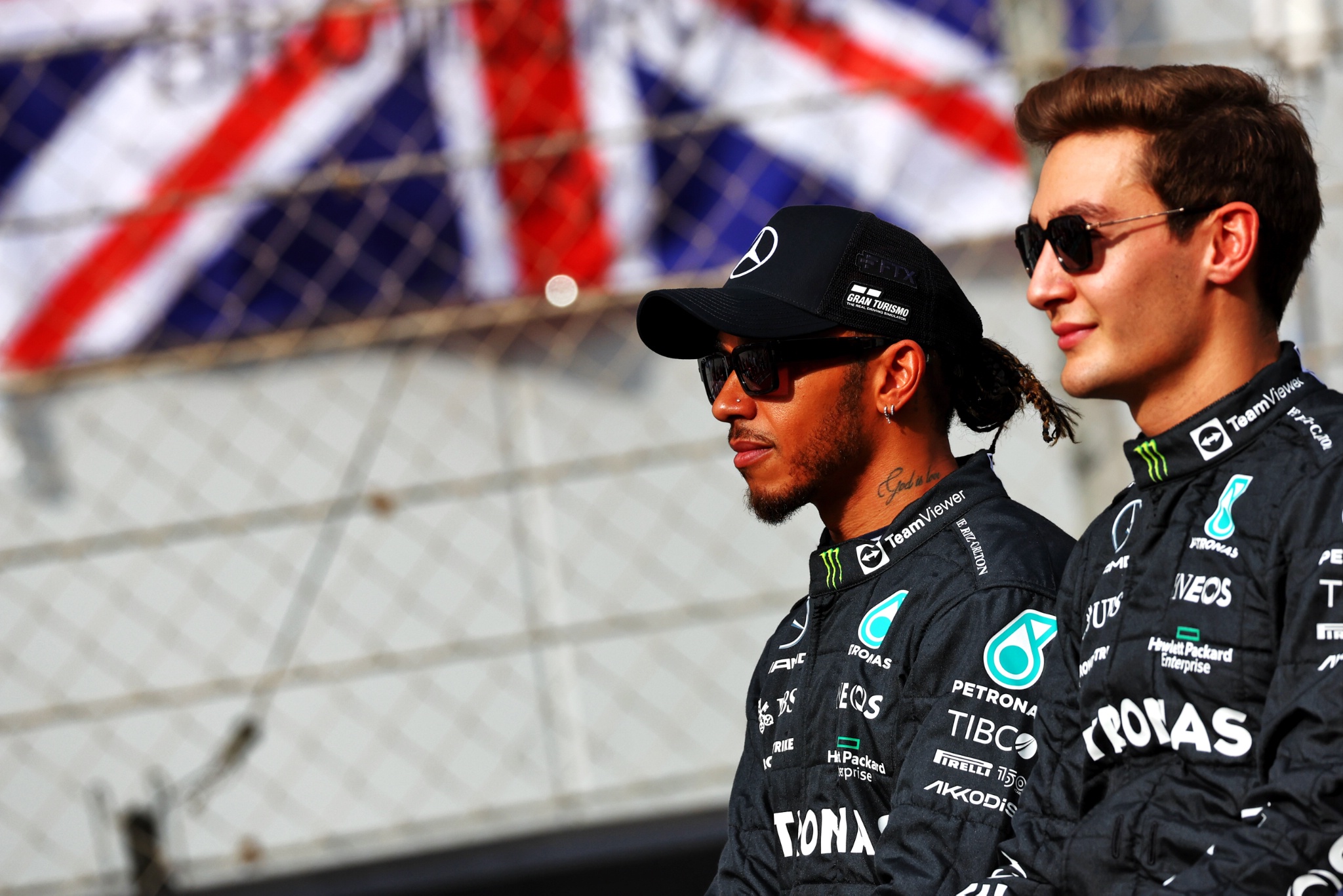 Lewis Hamilton (GBR ) Mercedes AMG F1 dan George Russell (GBR) Mercedes AMG F1 pada foto pembalap akhir tahun.