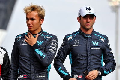 (L ke R ): Alexander Albon (THA) Williams Racing dan Nicholas Latifi (CDN) Williams Racing pada akhir tahun para pembalap'