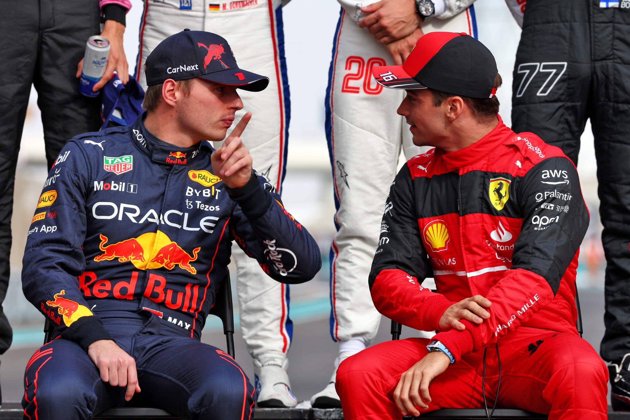 (L ke R ): Max Verstappen (NLD) Red Bull Racing dan Charles Leclerc (MON) Ferrari pada foto pebalap akhir tahun.